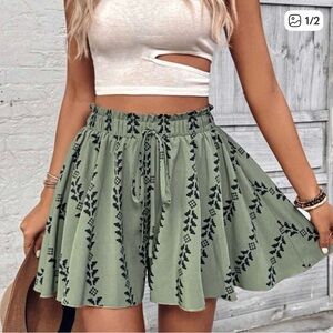 Shein Black and Green Patterned Women's Boho Flounce Shorts Classic Dainty
